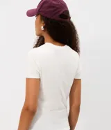 Remera blanca con cuello redondo y mangas cortas, confeccionada en algodón con elastano. Presenta una estampa frontal de un oso sosteniendo un vaso de boba con la frase "Always a good time for boba".