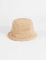 Gorro tipo bucket de textura suave y peluda, color beige, con diseño de abrigo.