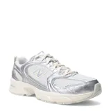 Championes urbanos New Balance modelo 530, con diseño retro inspirado en el running. Presentan una combinación de malla blanca y detalles en cuero sintético plateado, con entresuela ABZORB para mayor amortiguación.