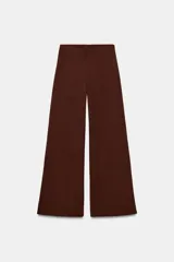 Pantalón de tiro alto con cintura elástica y diseño de pernera ancha, confeccionado en tejido de punto con textura.
