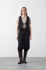 Remera de manga corta confeccionada en tejido acanalado, con cuello redondo y ajuste al cuerpo.