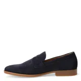Mocasines de hombre tipo penny loafer, confeccionados en gamuza color azul marino, con suela plana de goma en tono natural.