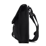 Bandolera negra Caterpillar Rhett Utility Bag, con correa ajustable, anilla en D con la marca Caterpillar, compartimento principal con bolsillo plano, bolsillo trasero y logo de la marca en la parte frontal.