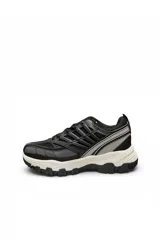 Zapatilla deportiva chunky color negro con detalles en gris y suela gruesa bicolor en blanco y negro con diseño dentado.