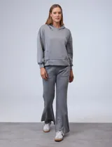 Buzo negro de modal con capucha y bolsillos delanteros.