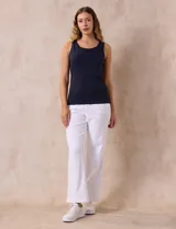 Musculosa amarilla de algodón con cuello redondo y sisas anchas.