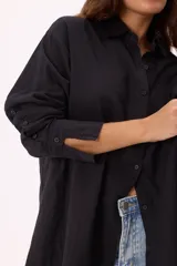 Camisa marrón de muselina, corte holgado, manga larga y botones al tono.