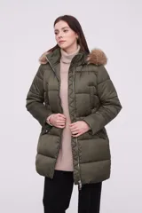 Campera puffer de color verde militar, con cierre frontal, bolsillos laterales y capucha con borde de piel sintética.
