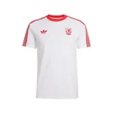 Remera de fútbol Adidas del Liverpool F.C., color blanco con detalles en rojo en el cuello y las icónicas tres tiras en los hombros. Presenta el logo de Adidas Trefoil y el escudo del club bordados en el pecho.