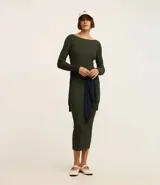 Vestido midi de punto acanalado, con diseño ajustado al cuerpo, cuello barco y mangas largas. Confeccionado en tejido de punto texturizado.