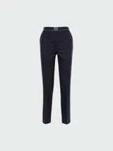 Pantalón de vestir azul marino de lana, con corte recto, bolsillos laterales y trabillas para cinturón. Presenta un cinturón fino con hebilla circular dorada.