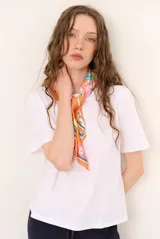 Remera de manga corta y cuello redondo color crudo, corte clásico y holgado.