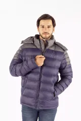 Campera puffer de diseño color block, combinando tonos azul oscuro y gris. Cuenta con capucha desmontable, cierre frontal de cremallera, cuello elevado y bolsillos laterales con cierre de botón.