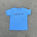 Remera baby tee celeste con estampa frontal en serigrafía con la palabra "Epifanía" en tipografía cursiva negra, de manga corta y corte ajustado.