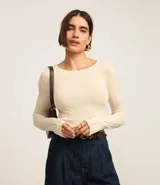 Suéter color crema de tricot con cuello redondo y manga larga.
