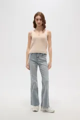 Musculosa de tejido de punto con escote en V, sin mangas y corte al cuerpo.