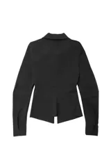 Camisa de popelina negra de manga larga, con cuello clásico y cierre frontal de cremallera con abertura en el bajo.