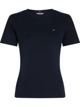Remera azul marino de manga corta, con cuello redondo y corte slim. Cuenta con un pequeño logo bordado en el pecho.
