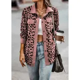 Sobre camisa de pana con estampado animal print, cuello camisero, mangas largas y cierre frontal con botones.