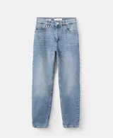 Jeans de denim azul con tiro medio, corte recto y largo al tobillo.