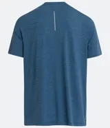 Remera deportiva masculina de manga corta con cuello redondo, confeccionada en tejido técnico con tecnología Dry para mayor transpirabilidad. Presenta detalles reflectantes en los hombros y un diseño liso en color verde melange.