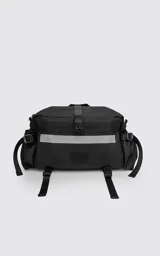 Bolso contenedor negro diseñado para bicicleta, confeccionado en textil de alta resistencia. Cuenta con dos compartimentos independientes con cierres metálicos, dos bolsillos laterales, cinta reflectiva frontal y correas reforzadas para montaje.