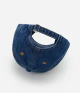 Gorra de sarga de algodón con acabado efecto denim azul, visera curva y paneles estructurados. Cuenta con ojales de ventilación superiores y cierre trasero ajustable.