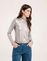 Polera dorada de cuello alto y manga larga, confeccionada en tejido elastizado con terminación metalizada.