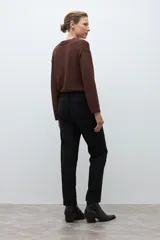 Sweater de tejido de punto color verde petróleo, con escote en V y mangas largas.