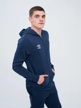 Campera deportiva de felpa con capucha y cierre frontal completo de marca Umbro, color azul marino, con bolsillos tipo canguro y logo bordado en el pecho.