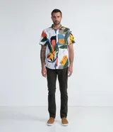 Camisa de manga corta con estampado de follaje multicolor. Fabricada con una mezcla de lino y algodón.