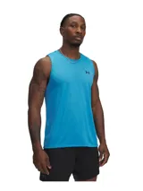 Musculosa deportiva Under Armour modelo UA Tech Tank de color celeste, con cuello redondo y diseño sin mangas. Presenta pequeño logo de la marca impreso en el pecho y dobladillo trasero más largo.