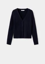 Cardigan de punto trenzado en color azul marino, con cuello en pico, manga larga y cierre frontal con botones.