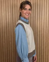 Chaleco tejido de punto color verde con detalles en tostado en el cuello redondo, sisas y dobladillo inferior.