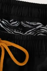 Short de baño negro con cordón ajustable color mostaza y logo bordado en la pierna derecha.