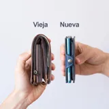 Billetera tipo tarjetero de cuero negro con caja de aluminio interna y sistema de deslizamiento para tarjetas. Cuenta con cierre mediante broche a presión.