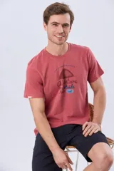 Remera de manga corta color borravino con cuello redondo y estampa frontal de una carpa junto a las inscripciones "Camp Explore Dream Discover" y "Adventure Outside Your Tent".