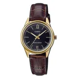Reloj de pulsera Casio para mujer con caja dorada, esfera negra con índices y manecillas doradas, y correa de cuero marrón con textura de cocodrilo.