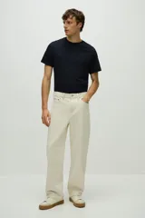 Remera de hombre color azul marino, de corte recto y manga corta. Confeccionada en tejido funcional COOLMAX, una fibra de poliéster de secado rápido que elimina la humedad y regula la temperatura corporal.