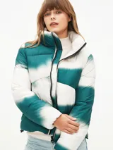 Campera puffer corta con cuello alto, cierre frontal con cremallera y bolsillos laterales. Diseño con bloques de color blanco y verde degradado.