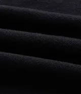 Suéter masculino de tejido de punto pesado, color negro, con cuello redondo y mangas largas con puños acanalados. Presenta un diseño liso con barra ajustada en la cintura.