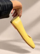 Zapatos tipo Tabi de cuero color celeste, con diseño de punta dividida característico y plantilla marrón de la marca Mari.