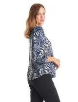Buzo de tejido soft con estampado floral en tonos azules sobre base gris. Presenta cuello redondo, mangas largas con hombros ligeramente abullonados y puños fruncidos.