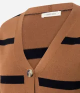 Cardigan de tricot color marrón con rayas horizontales negras, escote en V, cierre frontal con botones y dos bolsillos aplicados.