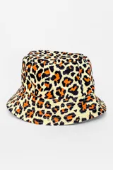 Gorro tipo bucket con estampado animal print de leopardo en tonos beige, naranja y negro.