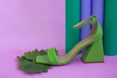 Sandalias de cuero color verde manzana, con tira delantera doble, pulsera al tobillo con hebilla metálica y taco geométrico.