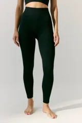 Calza larga tejida de morley color negro, sin costuras, con logo R11 en la cintura trasera a contratono.