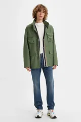 Pantalón de jean azul de corte recto, tiro medio y confeccionado en denim rígido. Presenta cierre con botones y diseño clásico de cinco bolsillos.