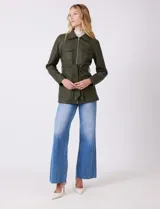 Chaqueta verde militar de eco cuero, marca Baccini, con cuello solapa, cierre frontal y bolsillos aplicados. Incluye cinto de ajuste en la cintura y forro interno a tono.