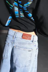 Pantalón de jean celeste con lavado ice, corte oversize y tiro medio alto.